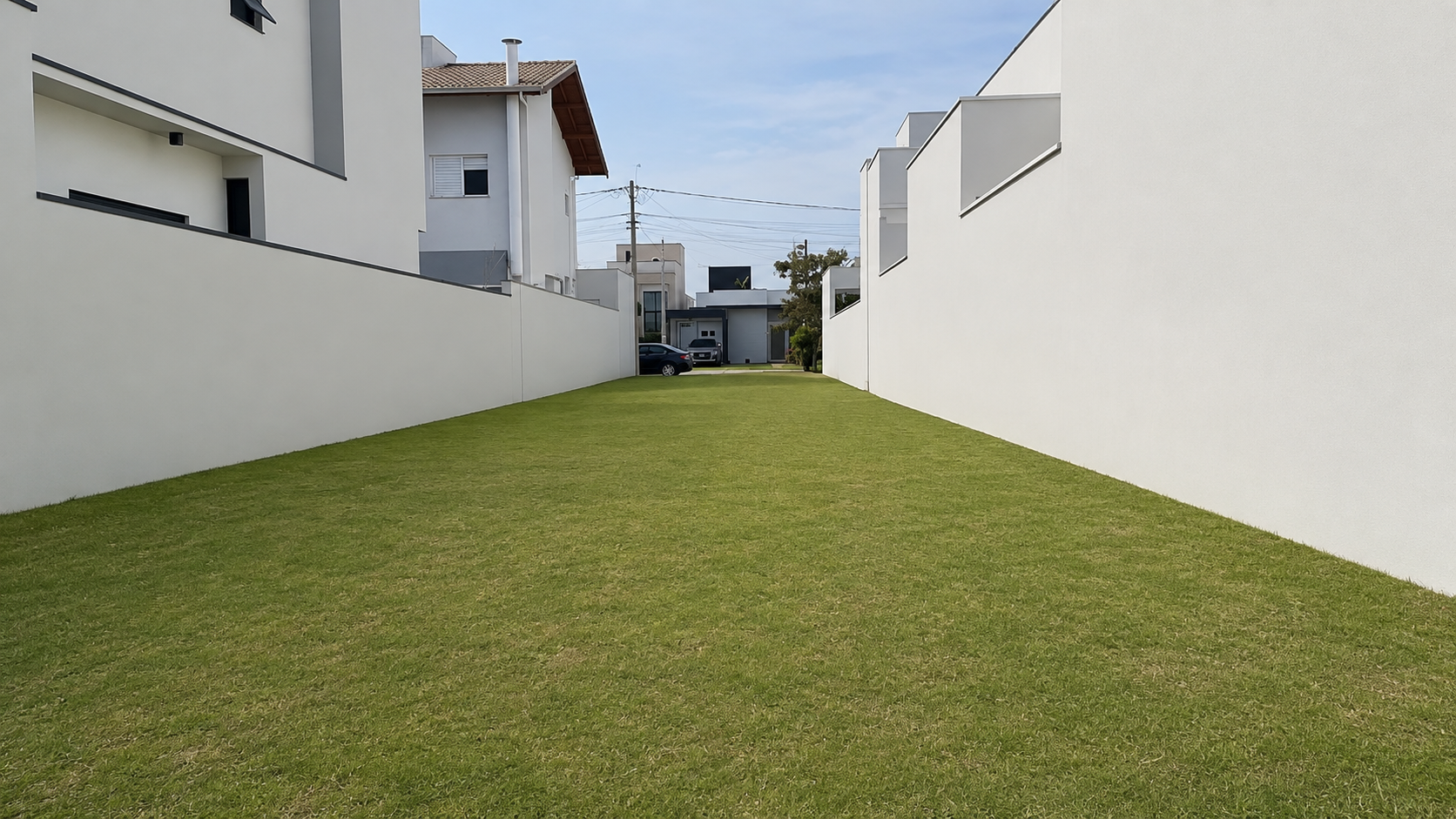 Terreno murado entre residências no Condomínio Park Real